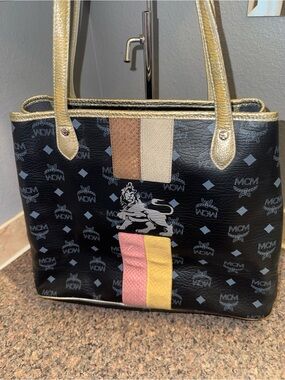 MCM limited edition Black monogram 🦁 Tote EUC